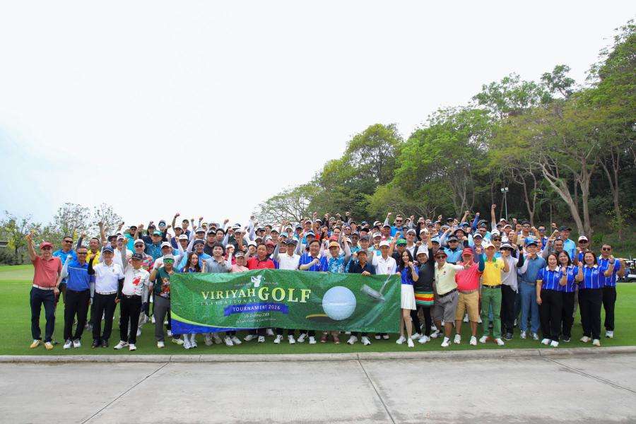viriyah-invitational-golf-tournament-2026-eastern-zone.jpg คณะผู้บริหาร บมจ.วิริยะประกันภัย นำโดยนายสยม โรหิตเสถียร ถ่ายภาพร่วมกับกลุ่มคู่ค้าและพันธมิตรธุรกิจในพิธีเปิดการแข่งขันกอล์ฟ Viriyah Invitational Golf Tournament 2026 โซนภาคตะวันออก ณ สนาม สยามคันทรีคลับ โอลด์คอร์ส จังหวัดชลบุรี