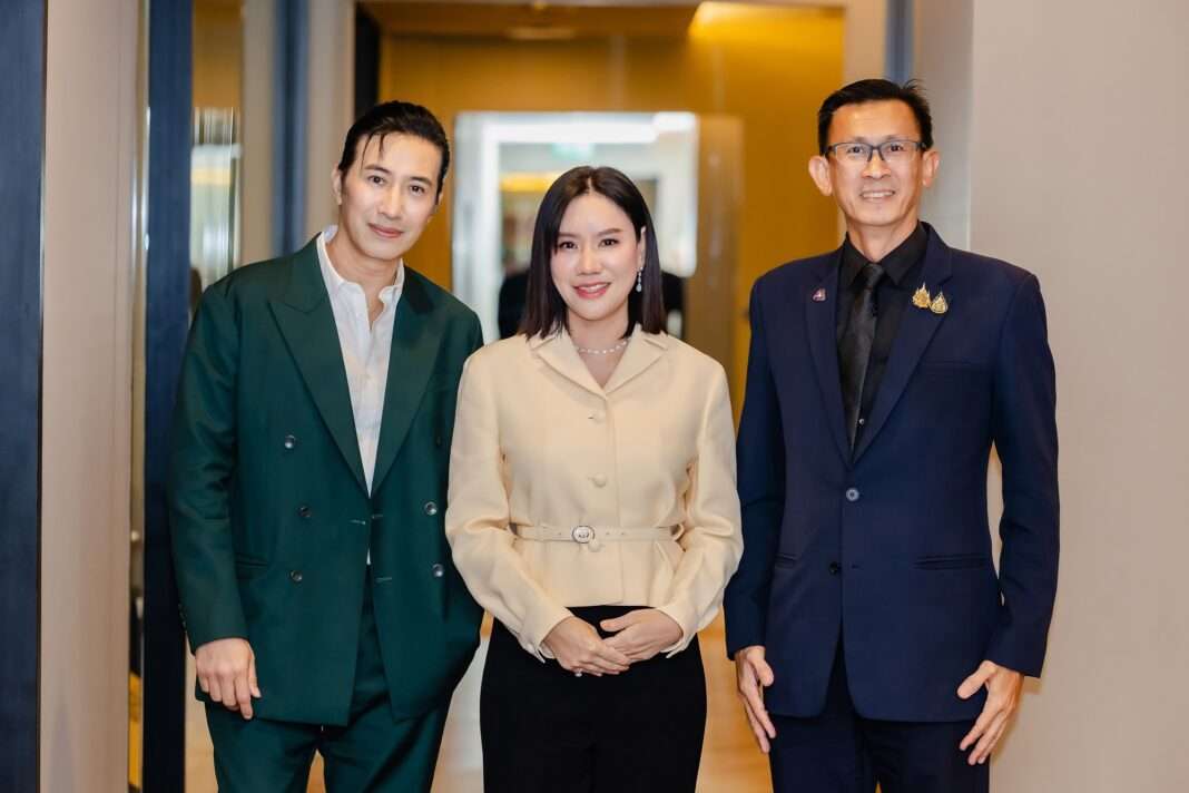 คุณกรรชัย กำเนิดพลอย คุณนพรัตน์ มาลัยวงค์ และ น.สพ.ดร.กษิดิ์เดช ธีรนิตยาธาร ถ่ายภาพร่วมกันในฐานะพันธมิตรทางธุรกิจกลุ่ม Pet Care ของ MONSTER LAB ภายใต้ บมจ.88(ไทยแลนด์)