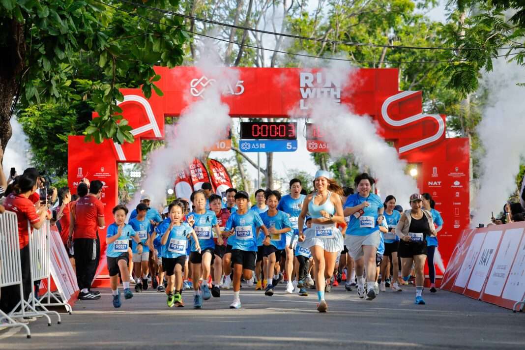 บรรยากาศการปล่อยตัวนักวิ่งกว่า 2,000 คน ในงาน A5 RUN WITH LOVE ปีที่ 3 ณ สวนรถไฟ
