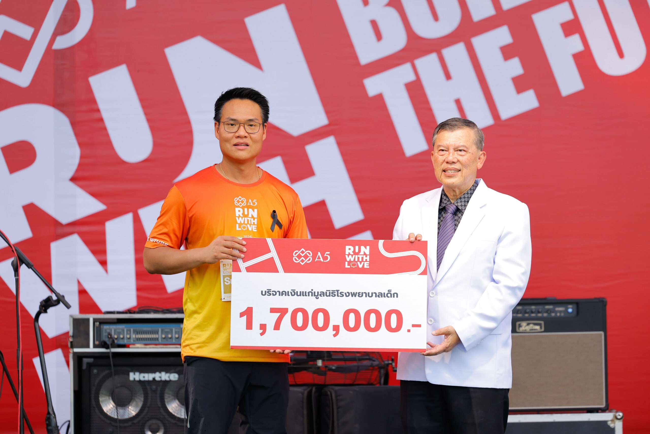 นายศุภโชค ปัญจทรัพย์ ประธานเจ้าหน้าที่บริหาร A5 มอบเงินบริจาค 1,700,000 บาท ให้แก่มูลนิธิโรงพยาบาลเด็ก