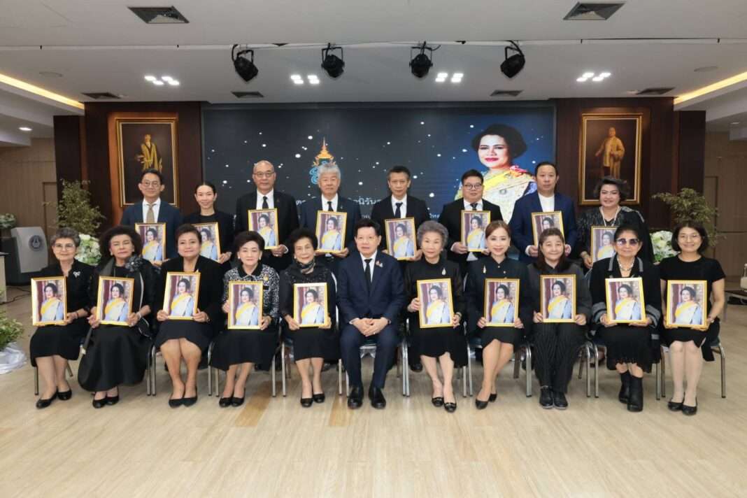 aira-capital-scholarship-donation-ceremony-group.jpg คุณกุลชัย จึงสถาพร ตัวแทนจาก บริษัท ไอร่า แคปปิตอล จำกัด (มหาชน) ถ่ายภาพร่วมในพิธีรับมอบพระฉายาลักษณ์และทุนการศึกษา