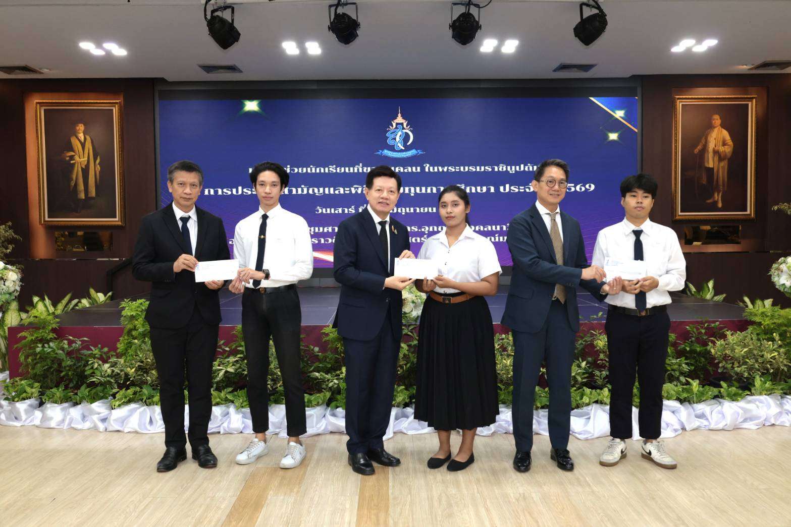 ตัวแทนจาก AIRA ร่วมมอบทุนการศึกษาให้แก่นักเรียนที่ขาดแคลน ในโครงการของ ม.น.ข.