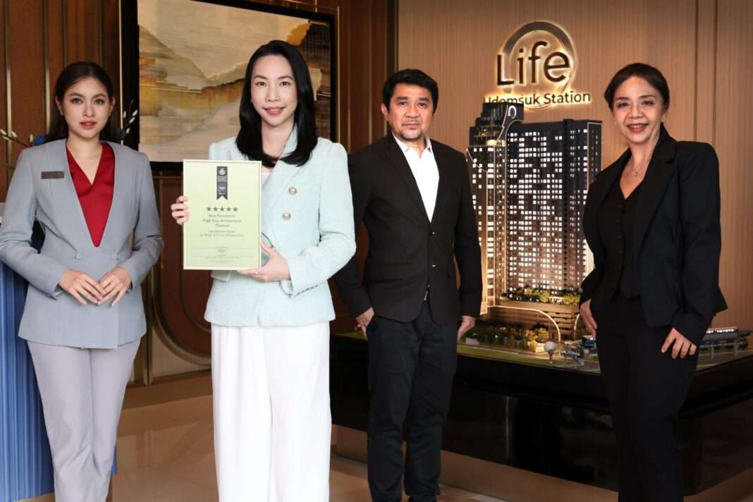 นางสาวนิยมาพร โต๊ะสงวนพันธ์ ร่วมฉลองความสำเร็จกับทีมออกแบบจาก Palmer & Turner ในโอกาสที่โครงการ LIFE อุดมสุข สเตชั่น คว้ารางวัลสูงสุด 5 ดาวจากเวที Asia Pacific Property Awards 2026–2027