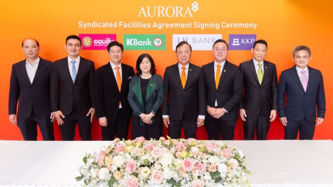 aura-aurora-syndicated-loan-4500-million-baht-signing-ceremony-2026.jpg นายอนิวรรต ศรีรุ่งธรรม ประธานเจ้าหน้าที่บริหาร AURA ถ่ายภาพร่วมกับคณะผู้บริหารจากธนาคารกสิกรไทย ออมสิน แลนด์ แอนด์ เฮ้าส์ และเกียรตินาคินภัทร ในพิธีลงนามสินเชื่อร่วม