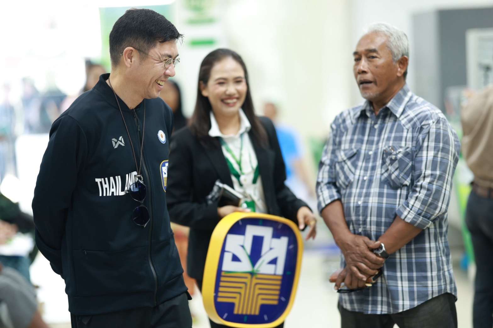บรรยากาศนายฉัตรชัย ศิริไล ร่วมพูดคุยรับฟังความคิดเห็นจากเกษตรกรลูกค้าที่เดินทางมาลงทะเบียนบัตรสวัสดิการแห่งรัฐ ณ ธ.ก.ส. สาขาละงู