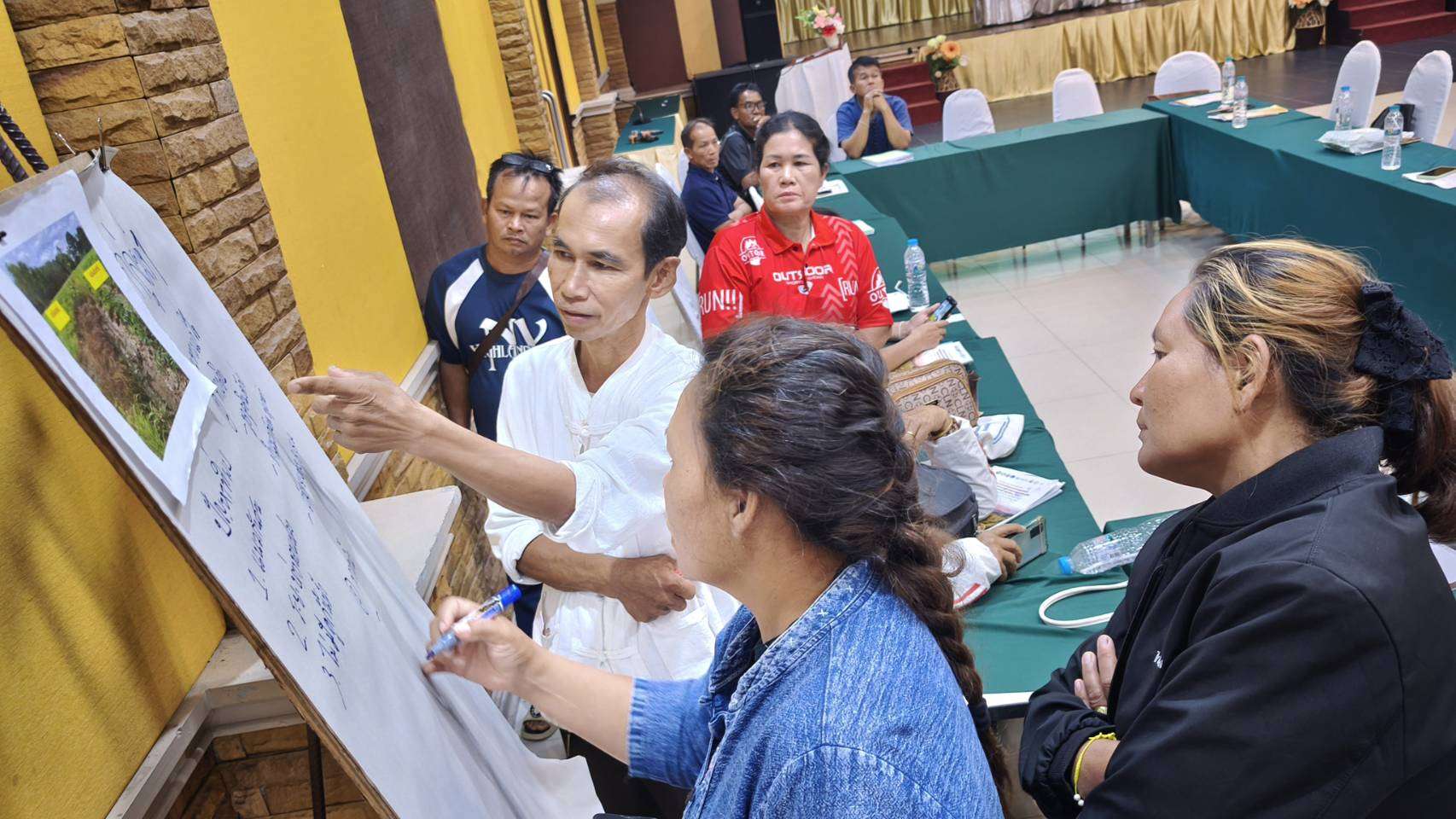 บรรยากาศกลุ่มเกษตรกรร่วมฝึกปฏิบัติการประเมินความเสี่ยงภายในแปลงและการป้องกันการปนเปื้อนสารเคมีตามมาตรฐานระบบ ICS