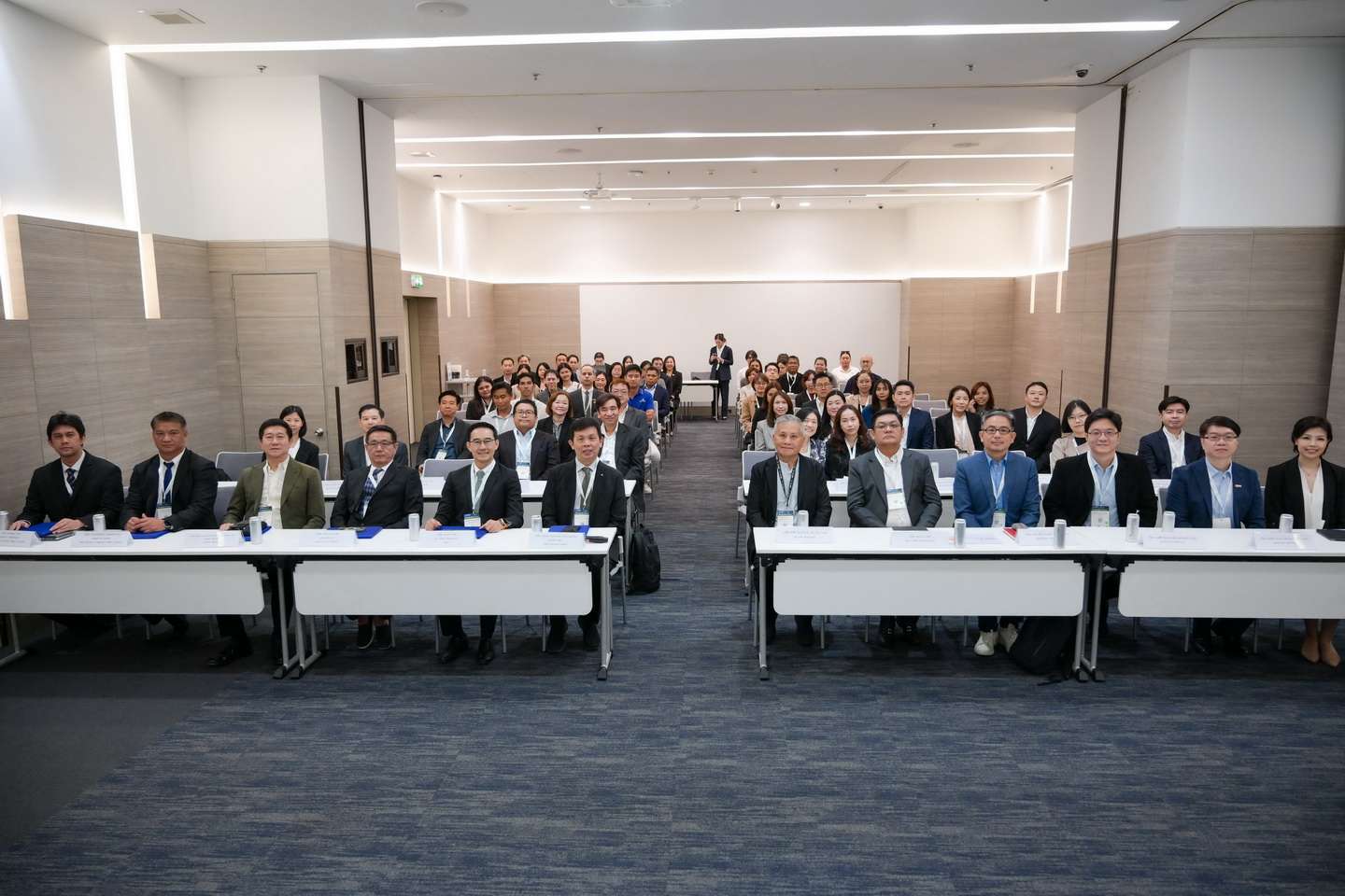 คณะผู้บริหารระดับสูงและสมาชิกเครือข่าย CECI ถ่ายภาพหมู่ร่วมกันในงานประชุม CECI Steering Committee ครั้งที่ 1/2026