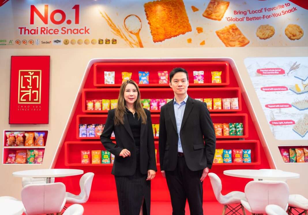 chao-chaosua-foods-thaifex-anuga-asia-2026.jpg นางสาวณภัทร โมรินทร์ และนายสิริณัฏฐ์ ชญาน์นันท์ คณะผู้บริหาร บมจ. เจ้าสัว ฟู้ดส์ อินดัสทรี ร่วมงานจัดแสดงสินค้าอาหารและเครื่องดื่ม THAIFEX – ANUGA ASIA 2026