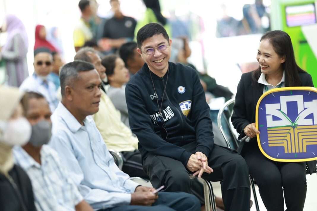 นายฉัตรชัย ศิริไล ผู้จัดการ ธ.ก.ส. ลงพื้นที่ตรวจเยี่ยมและให้กำลังใจประชาชนในวันแรกของการเปิดลงทะเบียนโครงการบัตรสวัสดิการแห่งรัฐ ปี 2569 ณ ธ.ก.ส. สาขาละงู จังหวัดสตูล