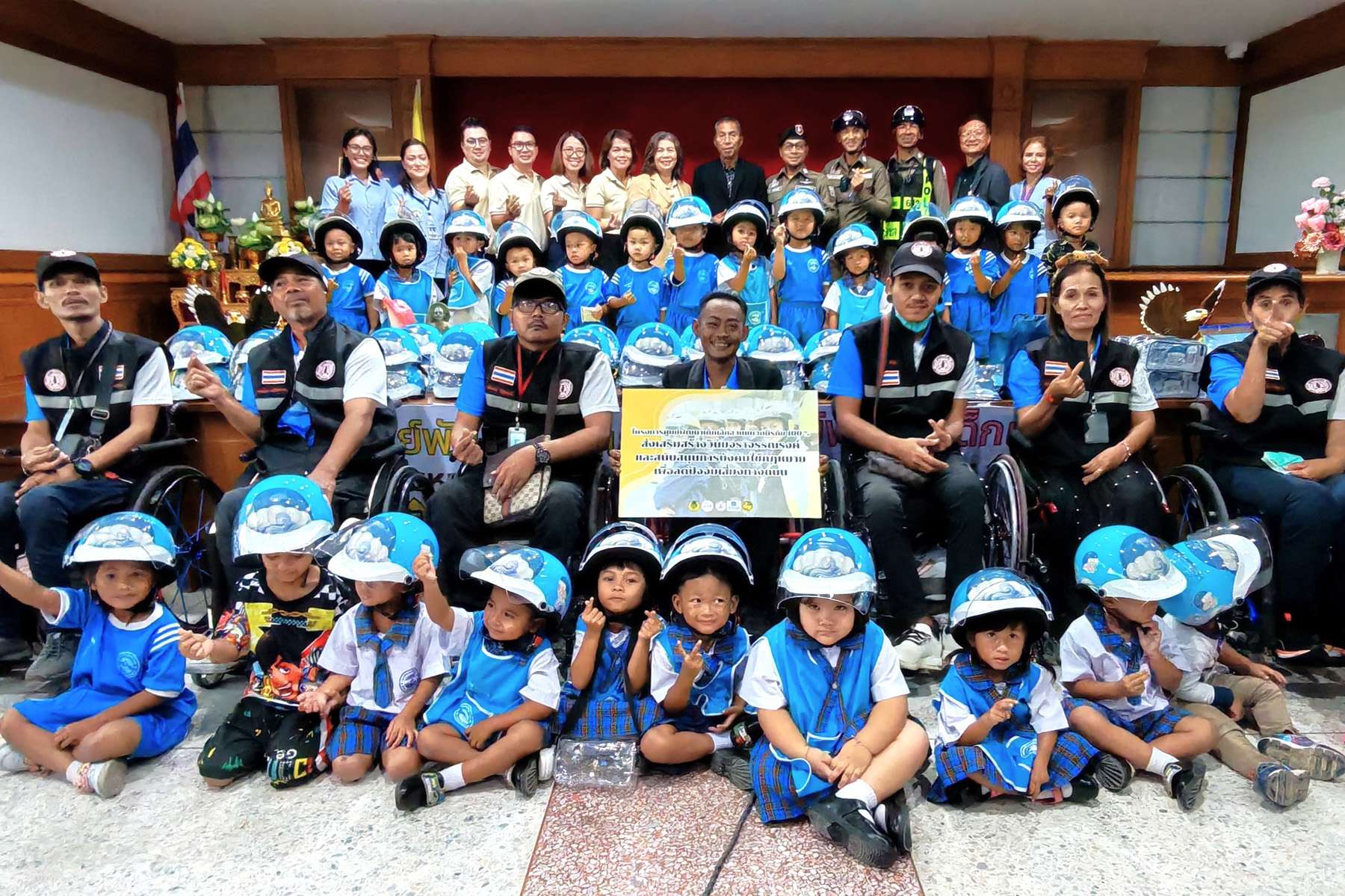 บรรยากาศพิธีเปิดโครงการศูนย์พัฒนาเด็กเล็กสวมหมวกนิรภัย 100% ณ ห้องประชุมเทศบาลเมืองปากพูน โดยความร่วมมือของวิริยะประกันภัย