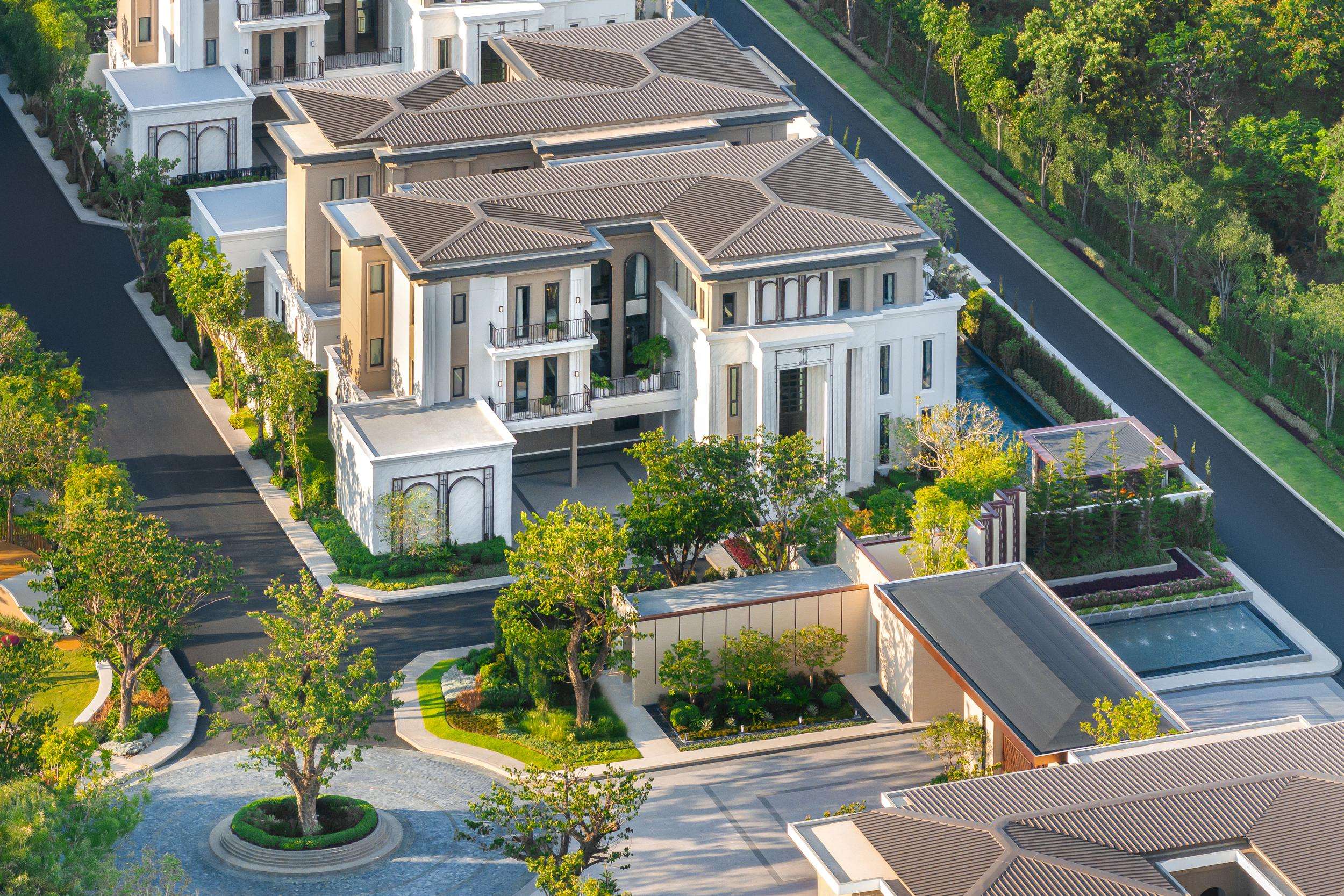 ภาพมุมสูง โครงการบ้านหรู CINQ ROYAL The Eighteen Bangna KM.7 บรรยากาศร่มรื่นด้วยพื้นที่สีเขียว