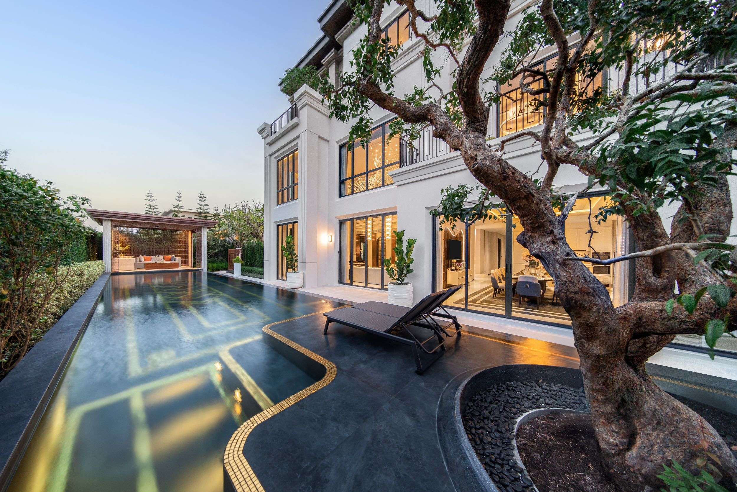 สระว่ายน้ำส่วนตัวและพื้นที่พักผ่อนภายในบ้าน โครงการ CINQ ROYAL The Eighteen Bangna KM.7