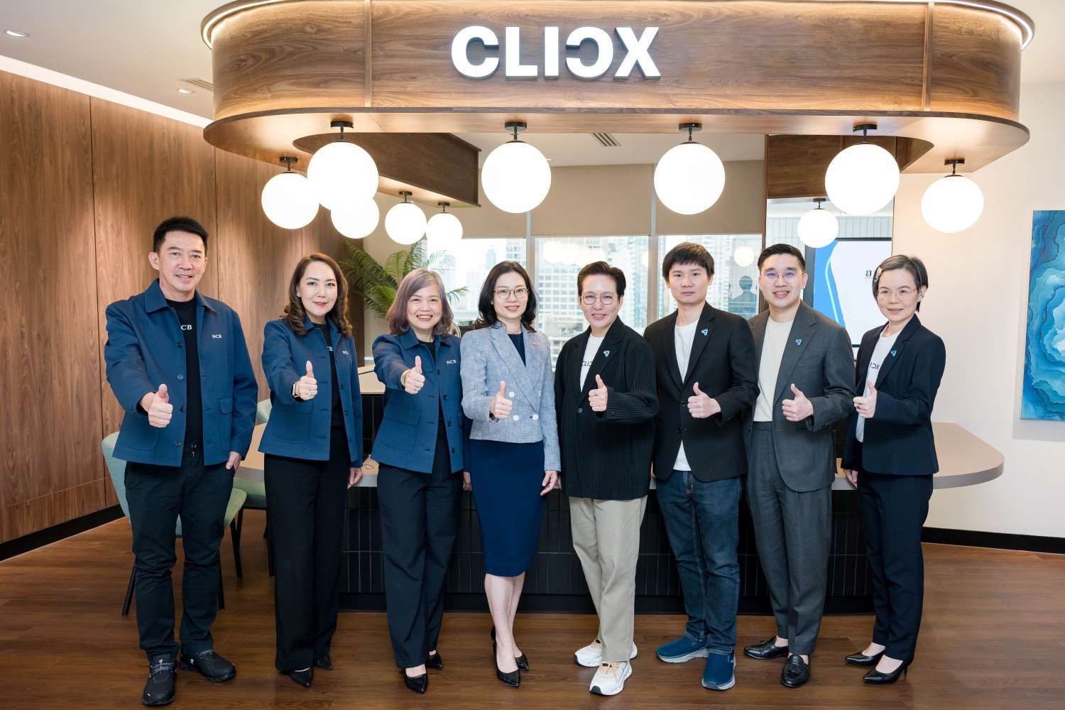 คณะผู้บริหารจาก CLICX และ NCB ถ่ายภาพร่วมกันในงานลงนามความร่วมมือ