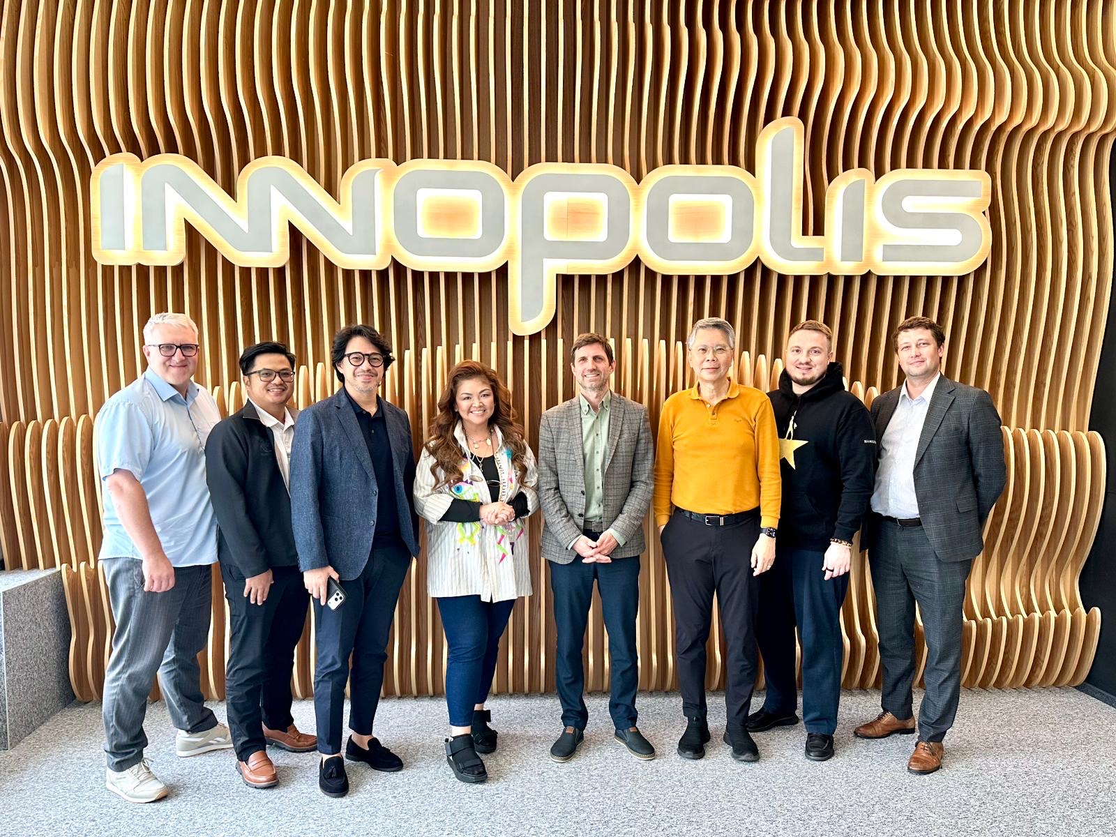ดร.ก้องเกียรติ โอภาสวงการ ถ่ายภาพร่วมกับคณะผู้บริหารและนักธุรกิจ ณ Innopolis เมืองแห่งนวัตกรรมเทคโนโลยีของรัสเซีย
