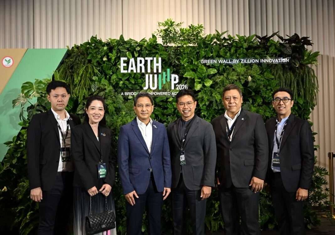 นายบดินทร์ อุดล ซีอีโอ อีสท์ วอเตอร์ ถ่ายภาพร่วมกับคณะผู้บริหารระดับสูงในงานเสวนา Earth Jump 2026 โดยธนาคารกสิกรไทย
