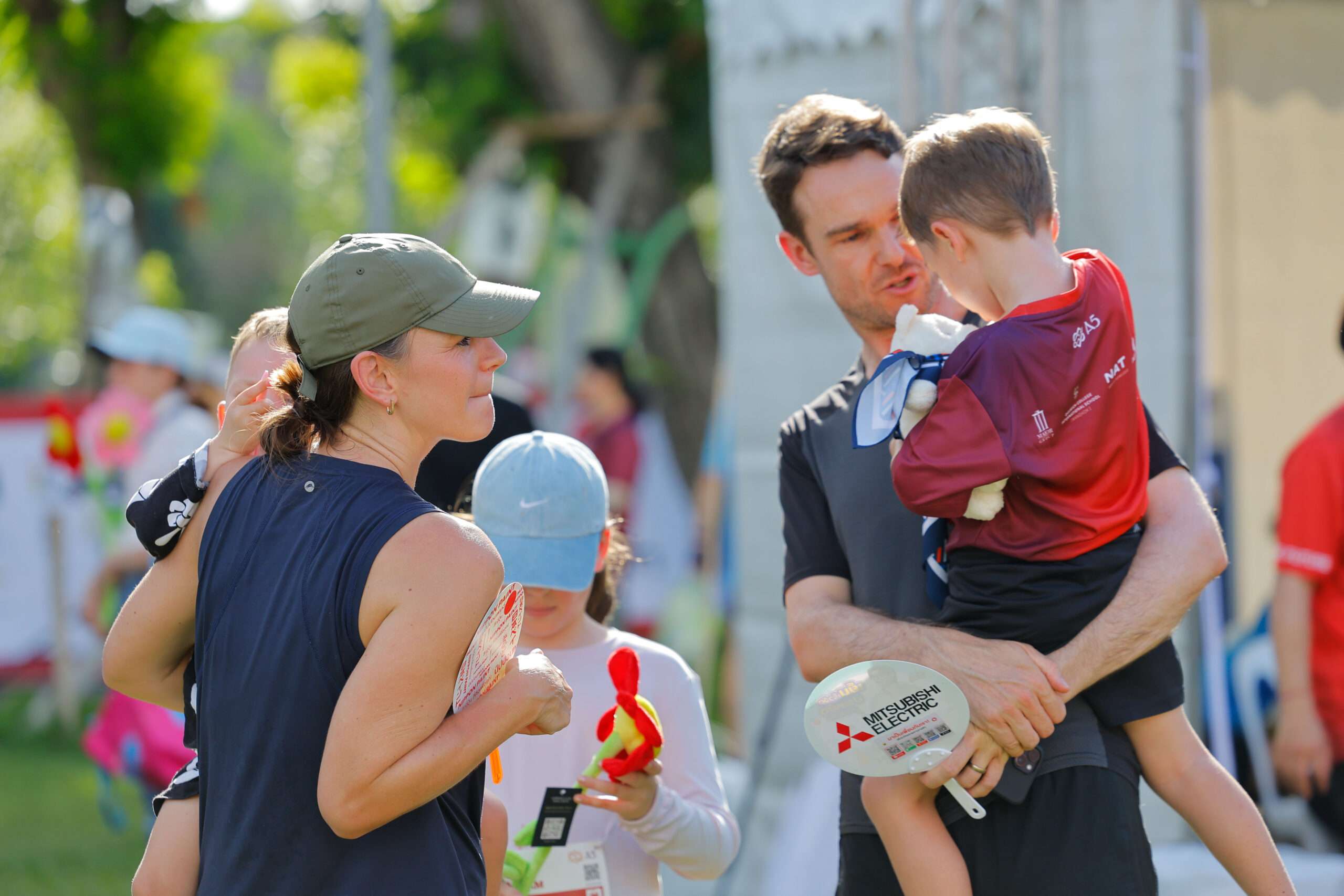 ครอบครัวผู้เข้าร่วมงานกำลังทำกิจกรรมและพักผ่อนในโซน Community & Family