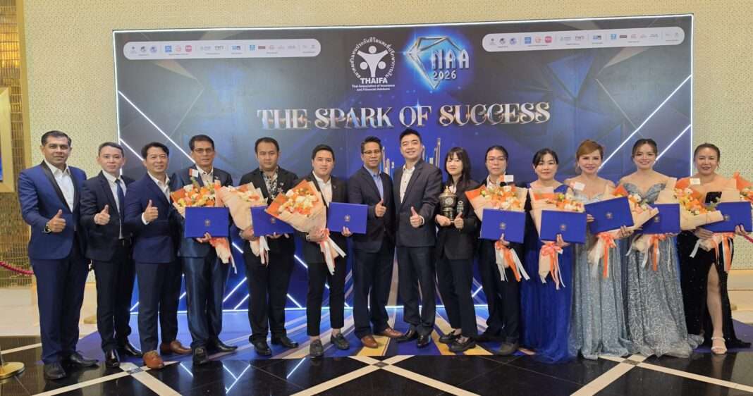 fwd-insurance-national-agent-awards-naa-2026.jpg คณะผู้บริหารสายงานตัวแทน FWD ประกันชีวิต ร่วมแสดงความยินดีกับตัวแทนประกันชีวิตทั้ง 10 คน ในงานมอบรางวัลคุณวุฒิตัวแทนยอดเยี่ยมแห่งชาติ ครั้งที่ 26 ประจำปี 2569