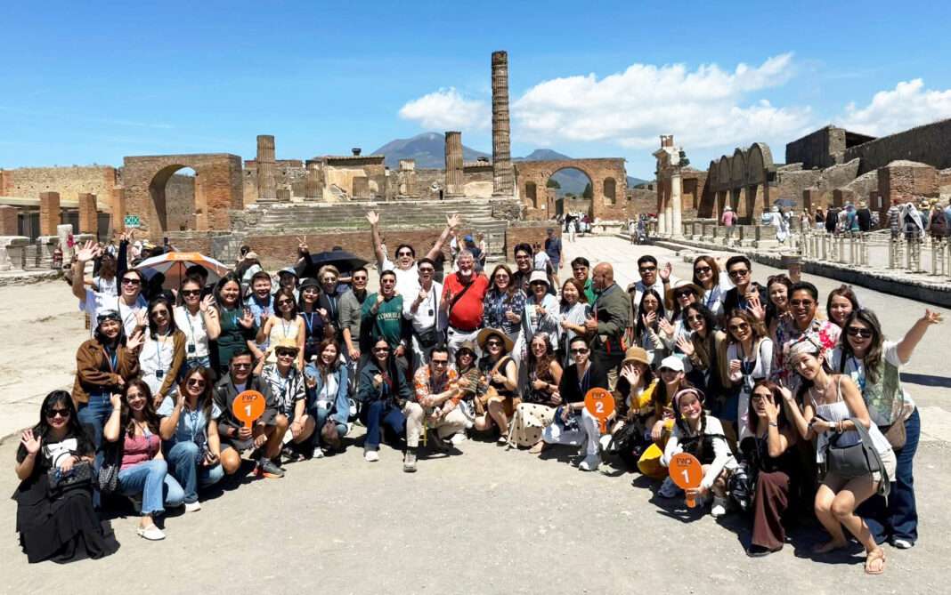 fwd-premier-club-south-italy-2026-agents-celebration-trip.jpg คณะผู้บริหารและตัวแทนมืออาชีพ FWD ประกันชีวิต ร่วมทริปฉลองความสำเร็จ Premier Club South Italy ณ เมืองโบราณปอมเปอี ประเทศอิตาลี