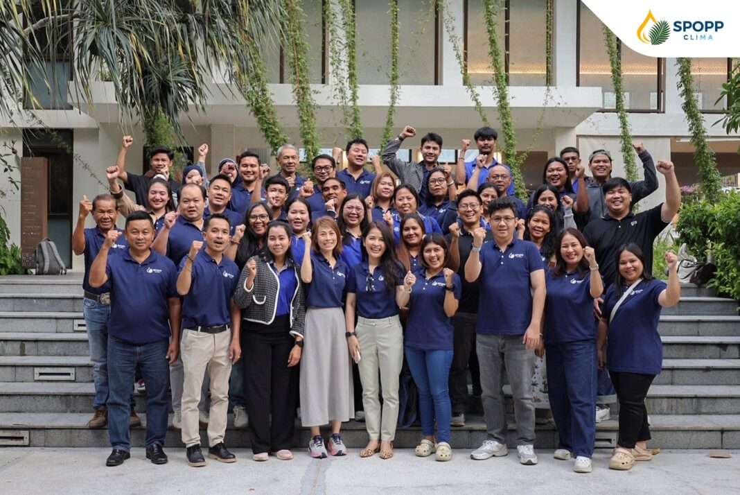 ggc-giz-spopp-clima-workshop-palm-oil-farmers-2026.jpg คณะผู้บริหารจาก GGC, GIZ และกลุ่มเกษตรกร ถ่ายภาพร่วมกันในการประชุมเชิงปฏิบัติการ SPOPP CLIMA ณ จังหวัดภูเก็ต