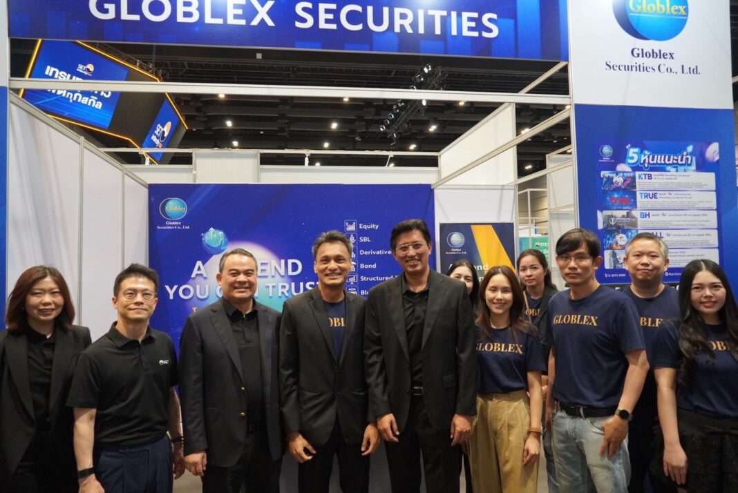 globlex-securities-set-in-the-city-2026-executives.jpg นายกิตติพันธ์ ภูษณวรรณ และนายอัสสเดช คงสิริ ร่วมถ่ายภาพที่บูธ บริษัทหลักทรัพย์ โกลเบล็ก จำกัด ในงาน SET in the City 2026