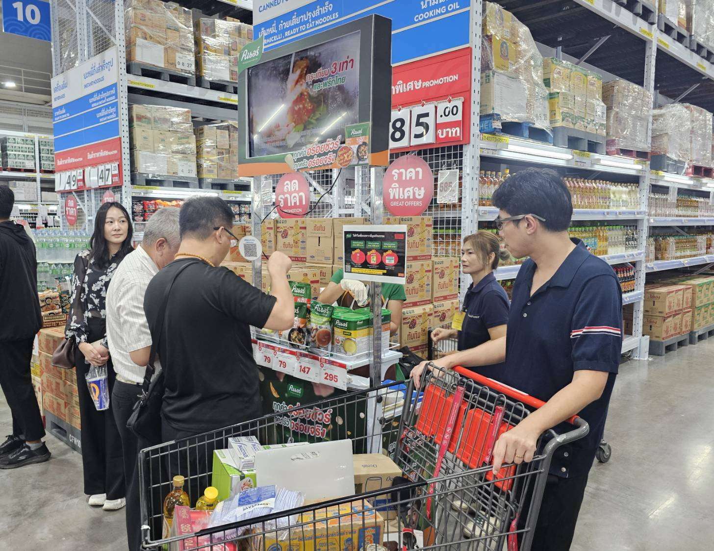 ลูกค้าผู้ประกอบการเลือกซื้อวัตถุดิบราคาพิเศษในงานเทศกาล GO FRESHTIVAL