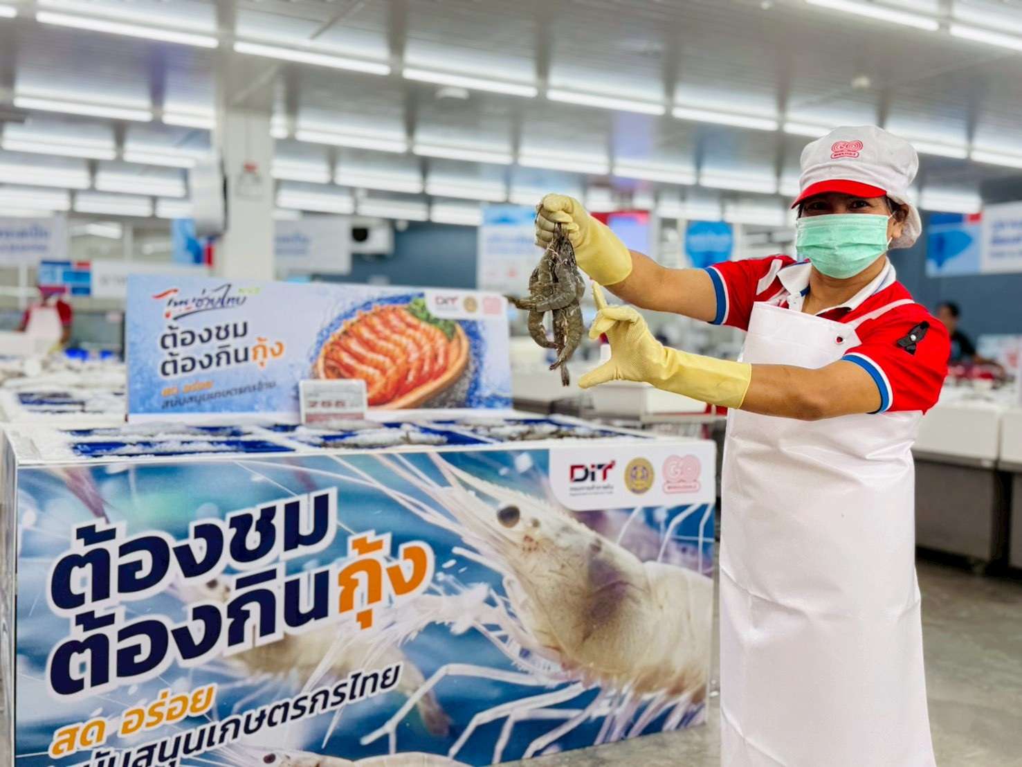 พนักงาน โก โฮลเซลล์ โชว์ความสดของกุ้งขาวจากเกษตรกรไทย ในกิจกรรม ต้องชม ต้องกินกุ้ง