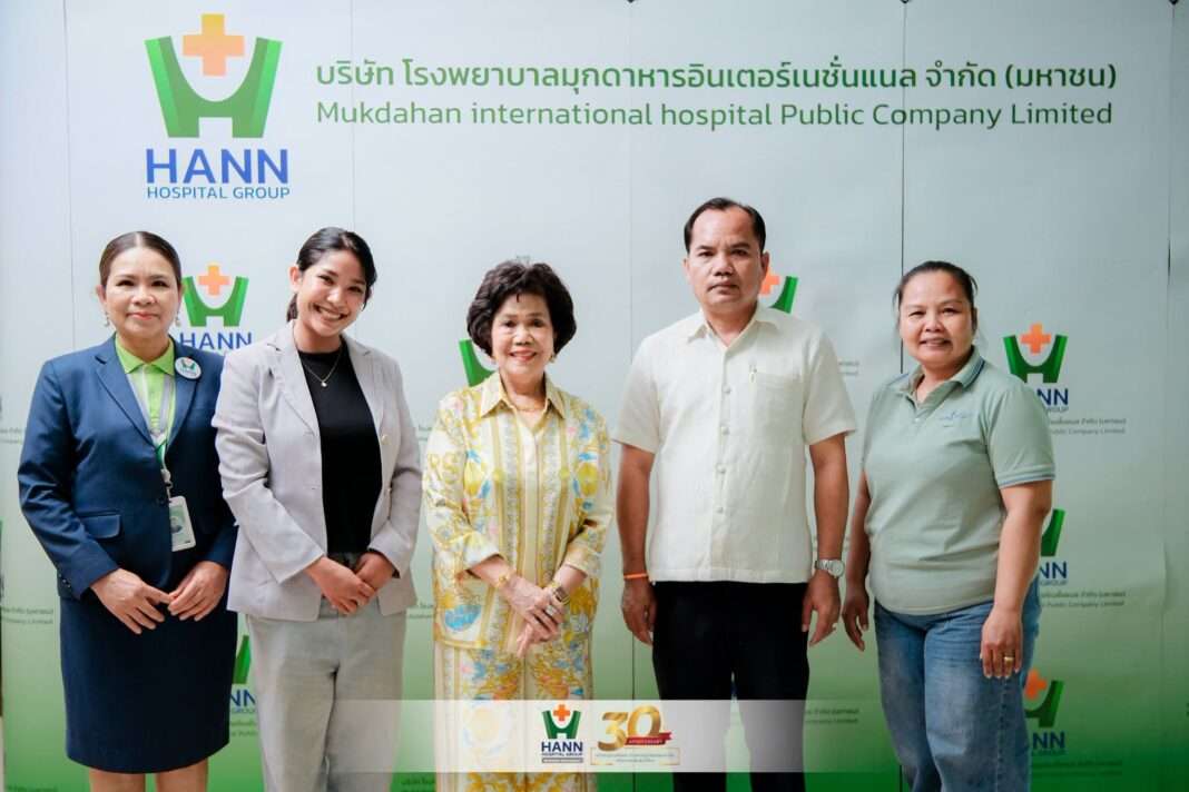 hann-hospital-group-savannakhet-healthcare-cooperation.jpg นางประภาศรี สุฉันทบุตร ประธานเจ้าหน้าที่บริหาร HANN ถ่ายภาพร่วมกับผู้แทนเขตเศรษฐกิจพิเศษสะหวัน-เซโน และเวียงจันทน์ประกันภัย