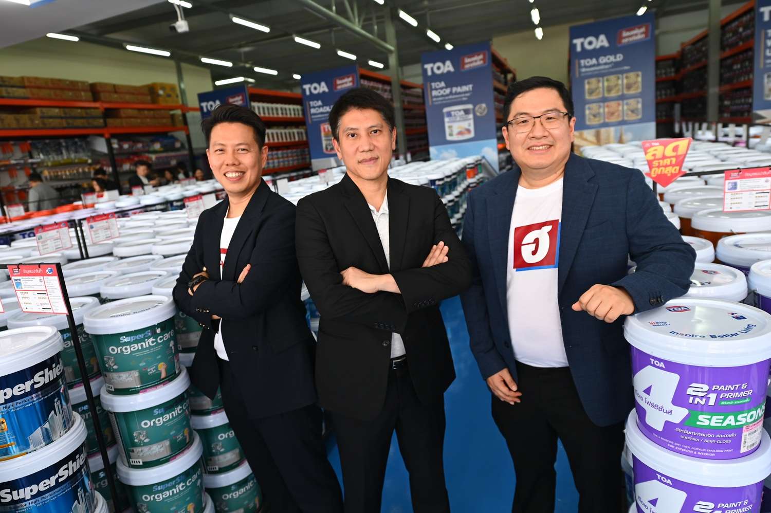 ผู้บริหาร HOMEPAINT และ TOA ถ่ายภาพร่วมกันในงานเปิดตัว Concept Store แห่งแรก HOMEPAINT TOA SHOP