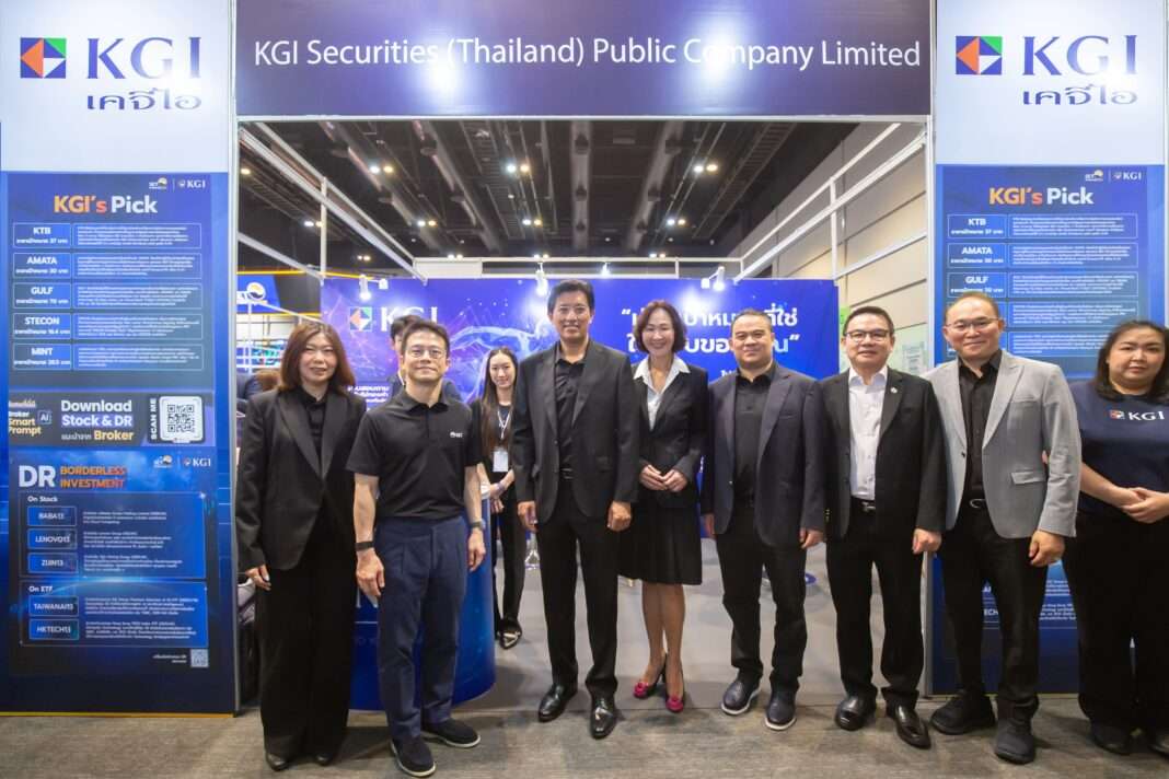 ผู้บริหาร บมจ. หลักทรัพย์ เคจีไอ (ประเทศไทย) หรือ KGI ถ่ายภาพร่วมกับนายอัสสเดช คงสิริ กรรมการและผู้จัดการ ตลาดหลักทรัพย์แห่งประเทศไทย ที่บูธ KGI ในงาน SET in the City 2026