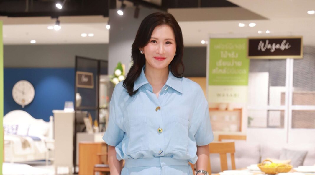นางสาวกฤษชนก ปัทมสัตยาสนธิ กรรมการผู้จัดการ บมจ.อินเด็กซ์ ลิฟวิ่งมอลล์ (ILM) แถลงข่าวเปิดตัว อินเด็กซ์ ลิฟวิ่งมอลล์ สาขาหาดใหญ่ พลิกโฉมใหม่สไตล์ Modern Cozy