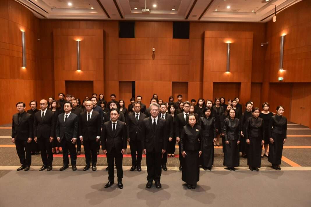 krungsri-memorial-ceremony-hrh-princess-bajrakitiyabha.jpg ศาสตราจารย์ ดร. ศักดา ธนิตกุล และนายเคนอิจิ ยามาโตะ นำคณะผู้บริหารและพนักงานกรุงศรี ร่วมพิธีถวายความอาลัย สมเด็จพระเจ้าลูกเธอ เจ้าฟ้าพัชรกิติยาภาฯ