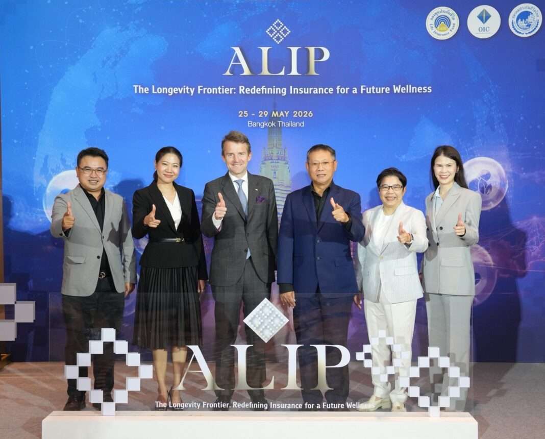 krungthai-axa-life-insurance-alip-asean-2026.jpg คุณนิโคลา เดอ นาแซล ประธานเจ้าหน้าที่บริหาร บมจ.กรุงไทย-แอกซ่า ประกันชีวิต และคณะผู้บริหารระดับสูง ร่วมถ่ายภาพในงานโครงการพัฒนาบุคลากรประกันชีวิตนานาชาติ ALIP ประจำปี 2569
