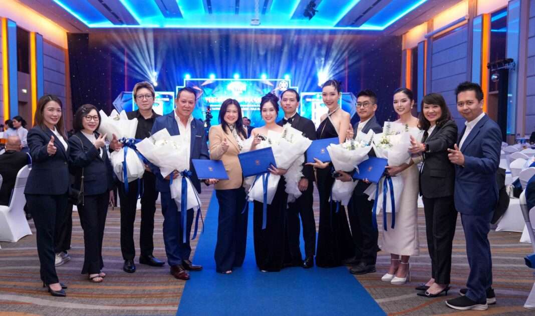 krungthai-axa-national-agent-awards-2026.jpg คุณมนต์นิดา มุสิกบุตร ประธานเจ้าหน้าที่บริหาร ฝ่ายตัวแทน บมจ.กรุงไทย-แอกซ่า ประกันชีวิต ร่วมยินดีกับ 7 สุดยอดตัวแทนที่ได้รับรางวัล National Agent Awards ครั้งที่ 26