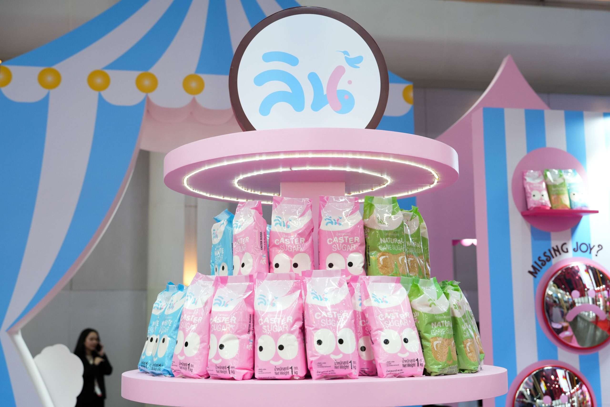 การจัดแสดงผลิตภัณฑ์น้ำตาลทรายแบรนด์ ลิน โฉมใหม่ (LIN - Inner Child) ที่มีความโดดเด่นและเป็นเอกลักษณ์