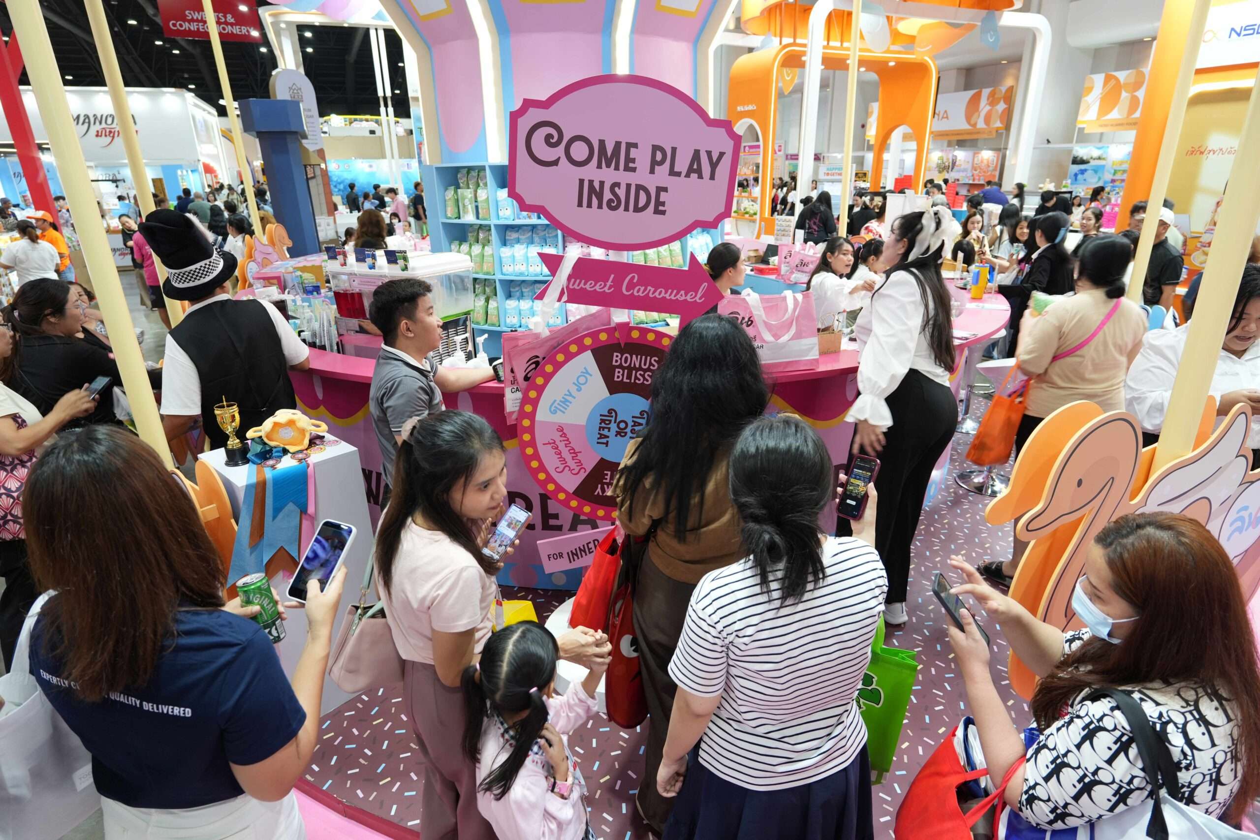 บรรยากาศผู้เข้าร่วมงานให้ความสนใจและร่วมสนุกกับกิจกรรมที่บูธ ลิน Sweet Wonderland อย่างคับคั่ง