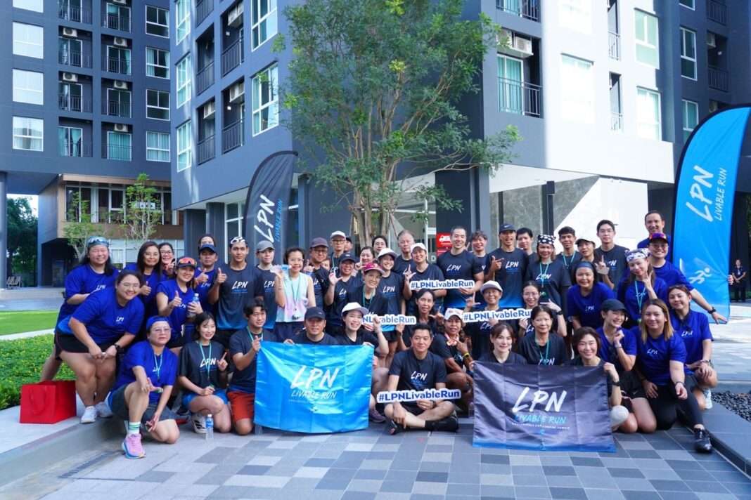 lpn-livable-run-the-city-run-series-group-photo.jpg กลุ่มผู้เข้าร่วมกิจกรรมวิ่ง LPN Livable Run : The City Run Series ถ่ายภาพร่วมกันอย่างอบอุ่น