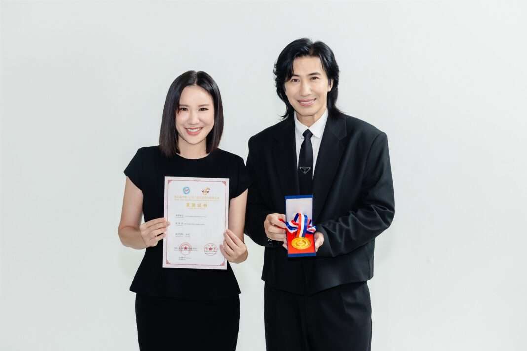 นางสาวนพรัตน์ มาลัยวงค์ ผู้ก่อตั้งและรักษาการประธานเจ้าหน้าที่บริหาร 88TH และคุณหนุ่ม กรรชัย ร่วมฉลองความสำเร็จ LYO Silver Block คว้า 2 รางวัลระดับโลก