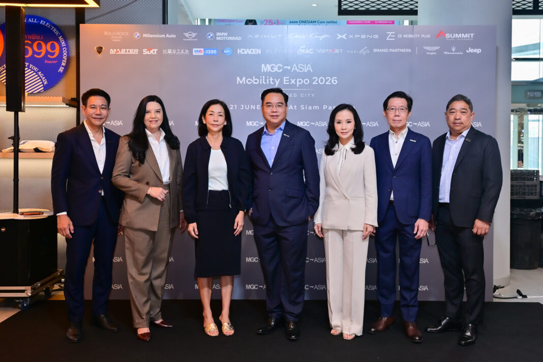 mgc-asia-mobility-expo-2026-executive-opening-ceremony.jpg ดร.สัณหวุฒิ ธรรมชวนวิริยะ ร่วมฉลองความสำเร็จร่วมกับคณะผู้บริหารและพันธมิตรในพิธีเปิดงาน MGC-ASIA MOBILITY EXPO 2026 ณ ศูนย์การค้าสยามพารากอน