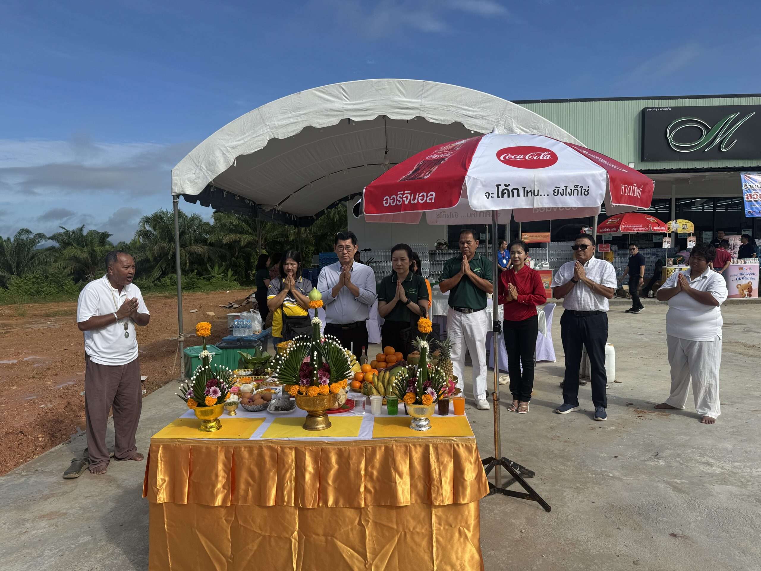 คณะผู้บริหารและพนักงานร่วมประกอบพิธีบวงสรวงเปิดสาขาใหม่ Mother Supermarket สาขาปลายพระยา ลำดับที่ 24