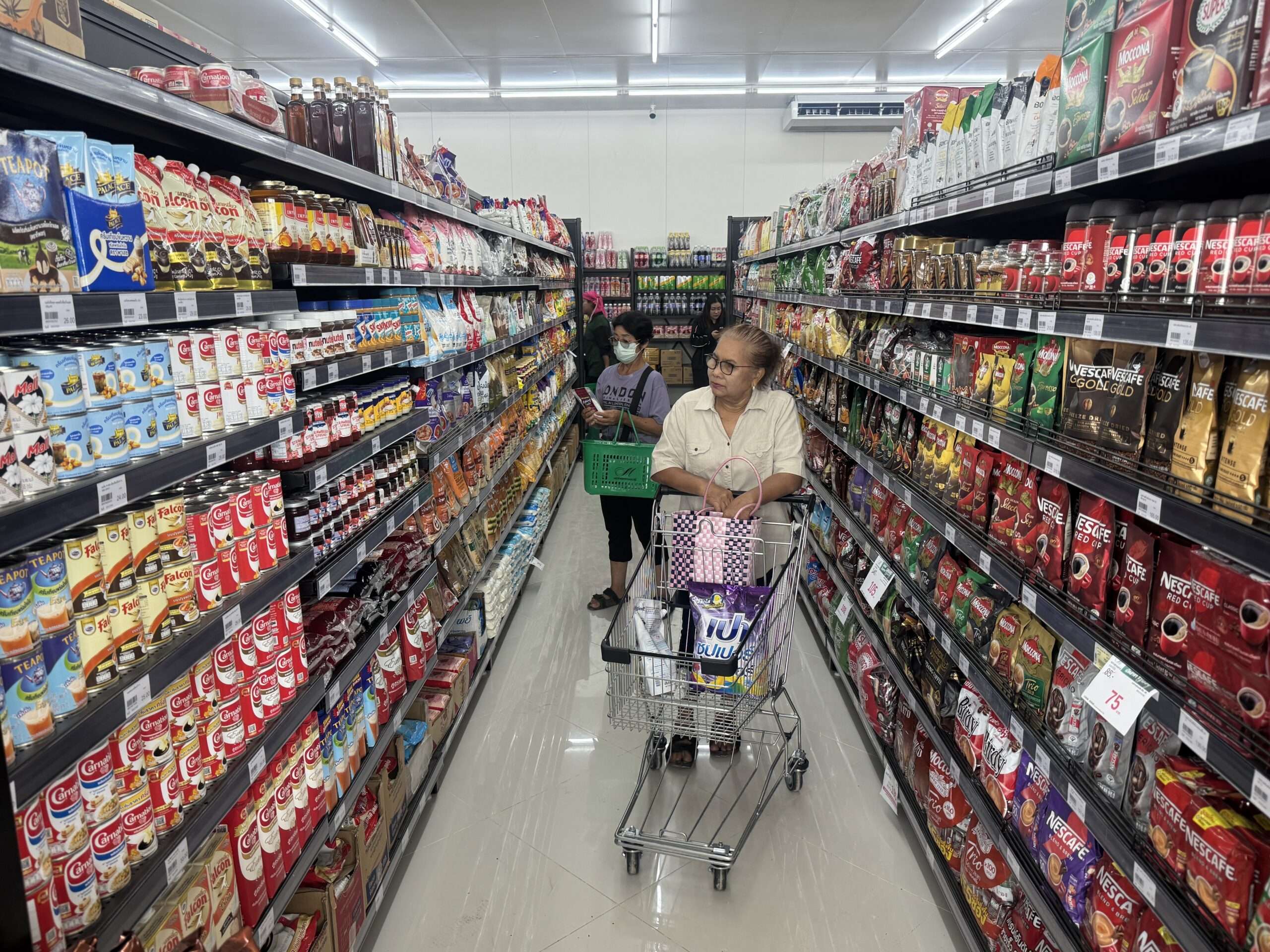 บรรยากาศลูกค้าเลือกซื้อสินค้าอุปโภคบริโภคภายในร้าน Mother Supermarket สาขาปลายพระยา