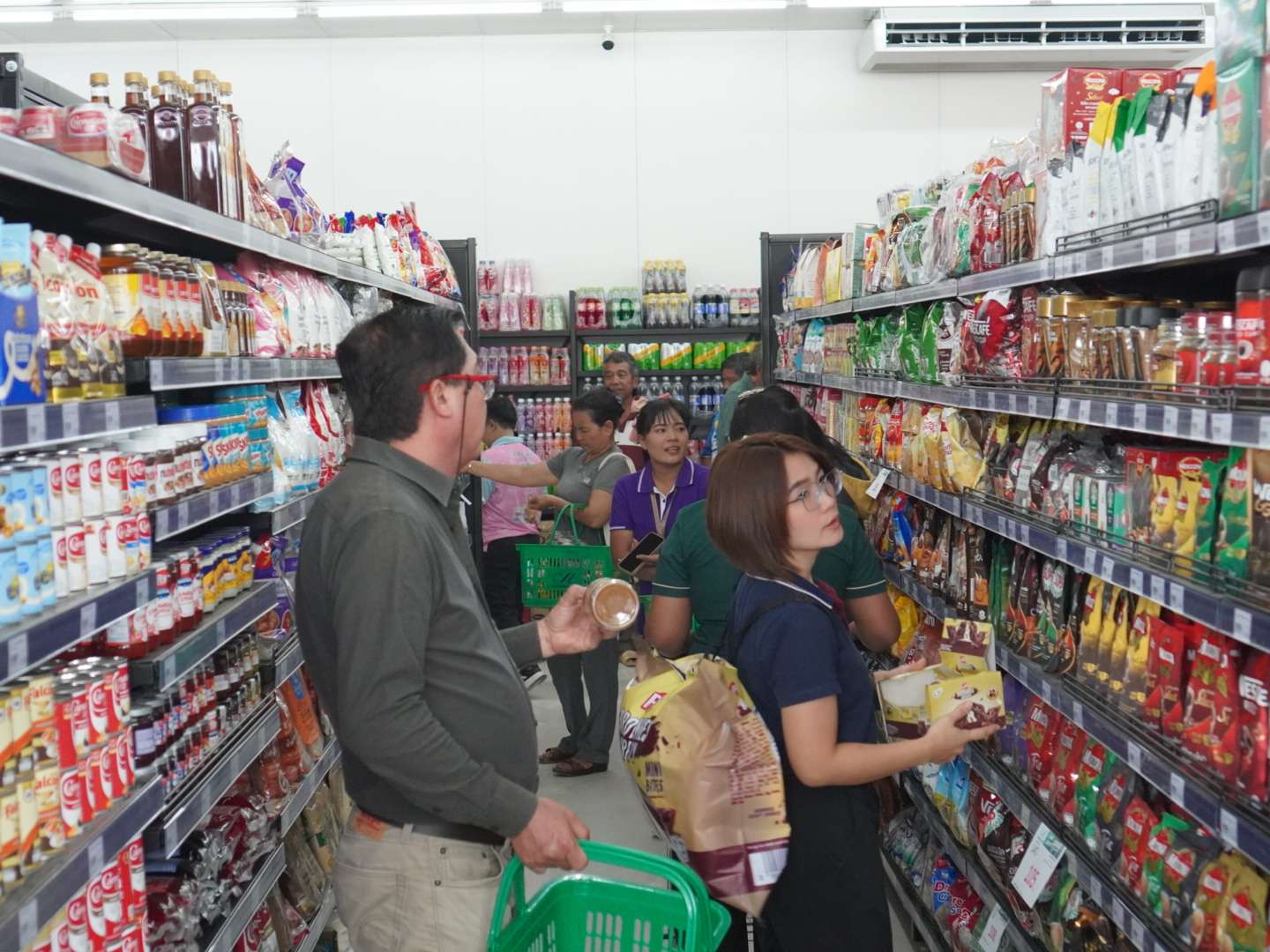 ประชาชนในอำเภอปลายพระยาจับจ่ายใช้สอยที่ Mother Supermarket สาขาล่าสุดอย่างคึกคัก