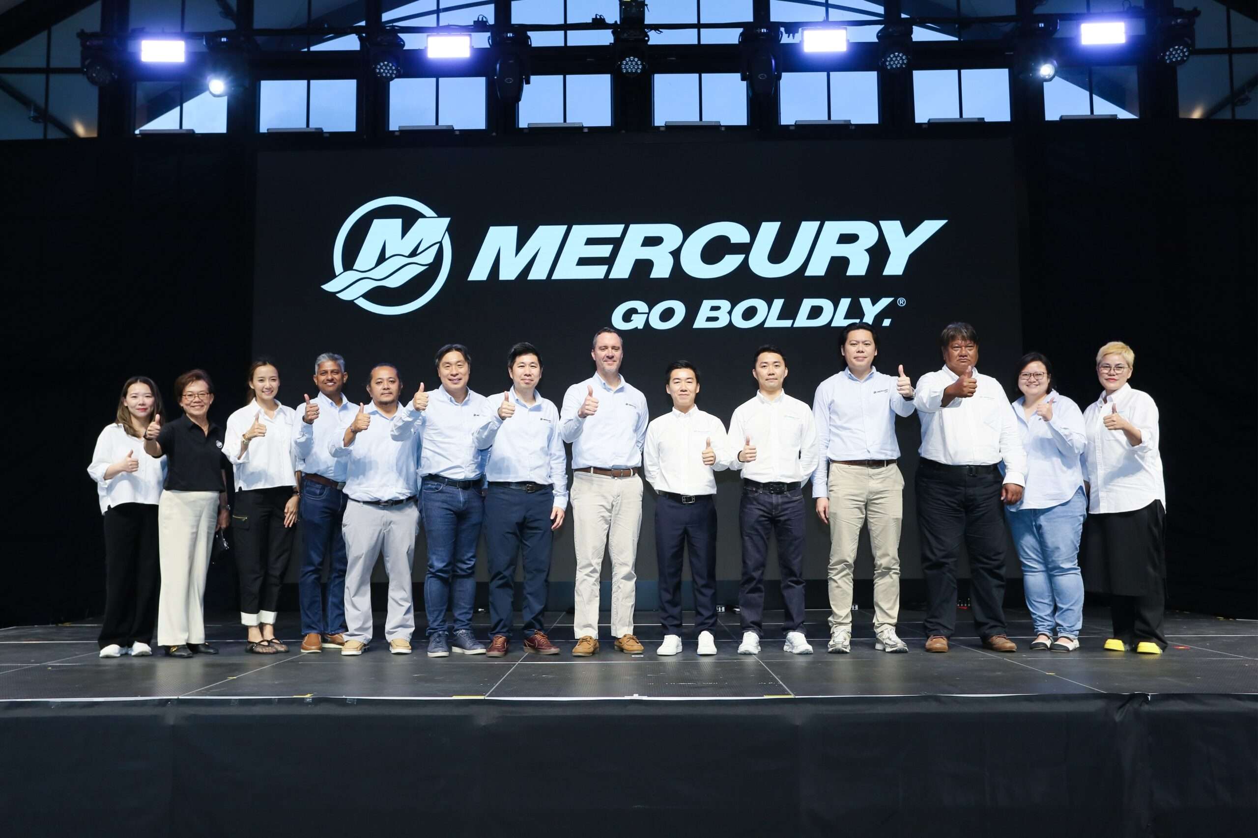 คณะผู้บริหารระดับสูงจาก Motor Field Marine และ Mercury Marine ถ่ายภาพร่วมกันในงานเปิดตัว