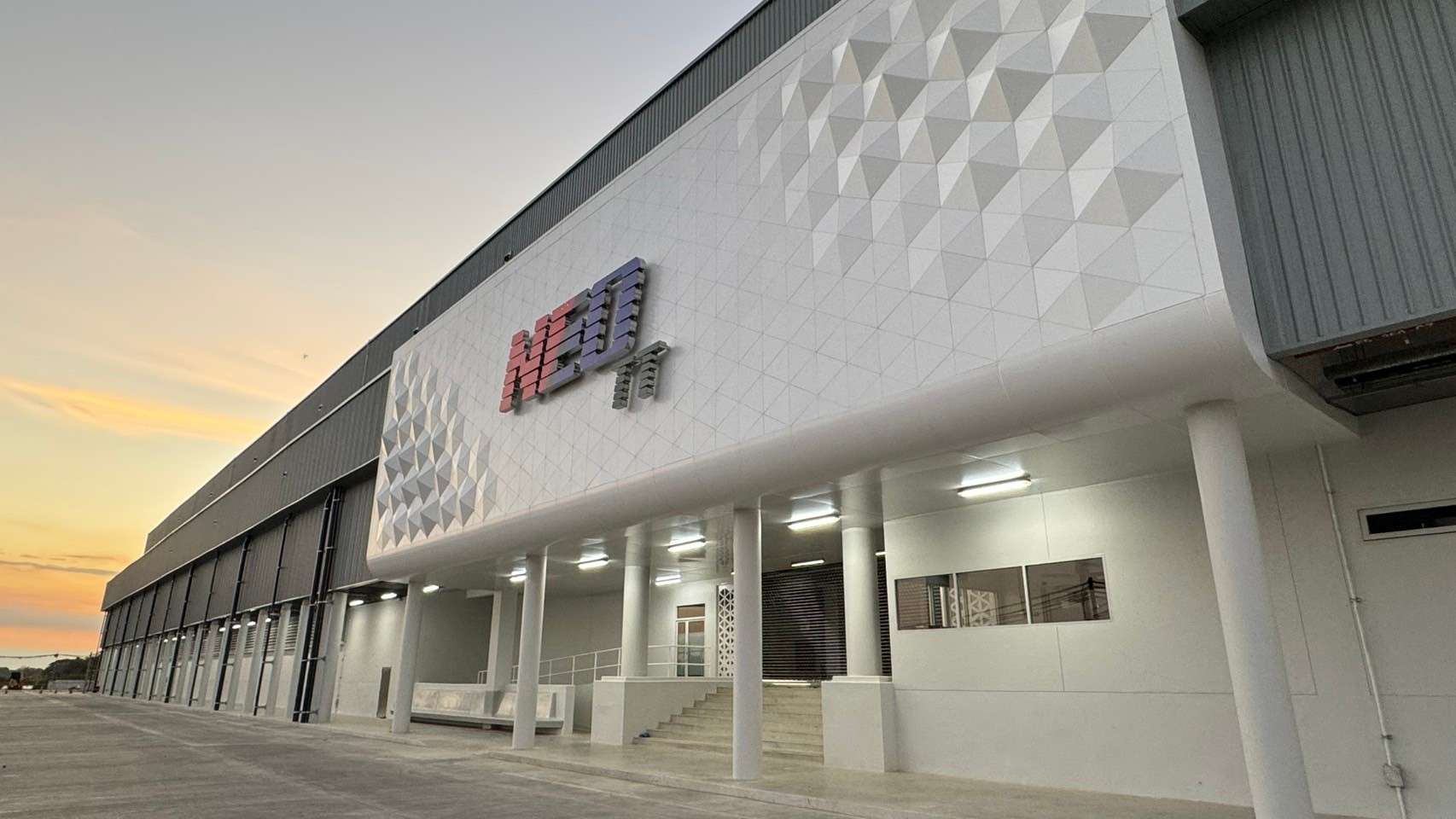 อาคารโรงงาน NEO Factory หรือโรงงานสีเขียวอัจฉริยะของ บริษัท นีโอ คอร์ปอเรท จำกัด (มหาชน)