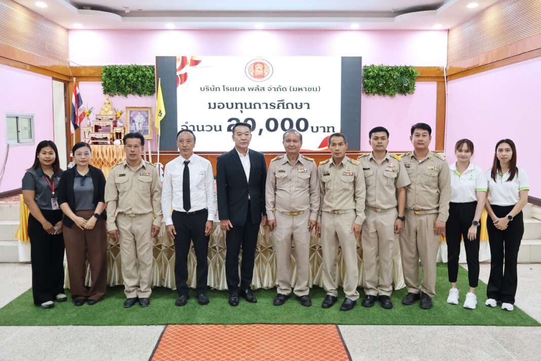 plus-royal-plus-scholarship-donation-amphawa-college.jpg ตัวแทนจาก บริษัท โรแยล พลัส จำกัด (มหาชน) หรือ PLUS มอบทุนการศึกษาให้แก่วิทยาลัยการอาชีพอัมพวา โดยมีนายคีตนันต์ นาจำปา ผู้อำนวยการวิทยาลัย เป็นผู้แทนรับมอบ