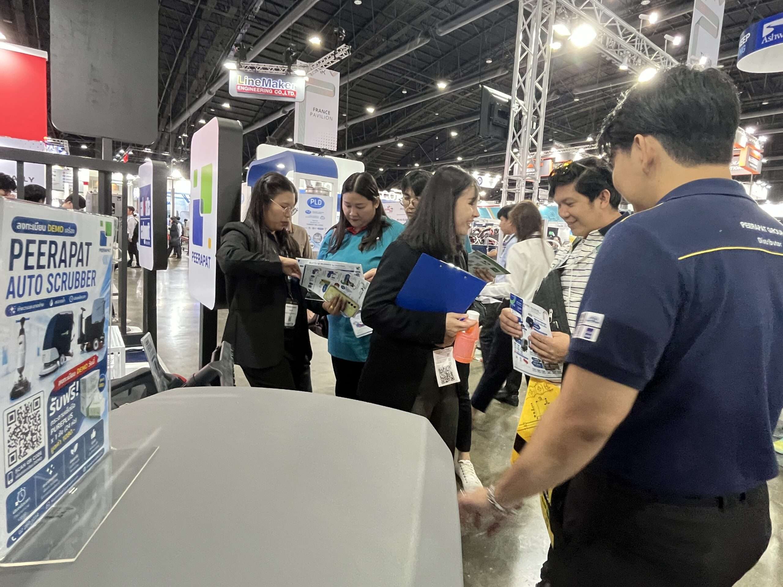 บรรยากาศผู้เข้าชมงานให้ความสนใจเทคโนโลยีทำความสะอาดล้ำสมัยที่บูธ PRAPAT ในงาน ProPak Asia 2026