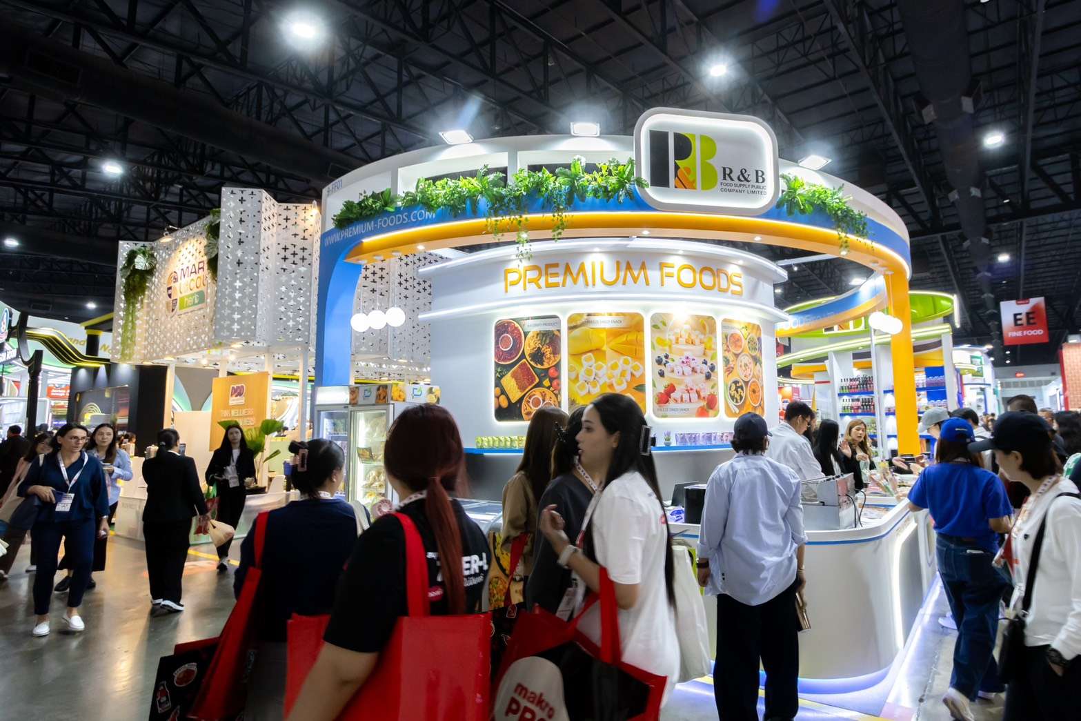 บรรยากาศผู้เข้าร่วมงาน THAIFEX - ANUGA ASIA 2026 สนใจเข้าชมบูธ RBF อย่างคึกคัก
