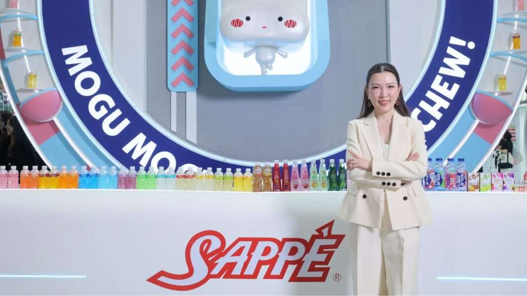 นางสาวปิยจิต รักอริยะพงศ์ ประธานเจ้าหน้าที่บริหาร บริษัท เซ็ปเป้ จำกัด (มหาชน) หรือ SAPPE ถ่ายภาพร่วมกับบูธเครื่องดื่ม Mogu Mogu