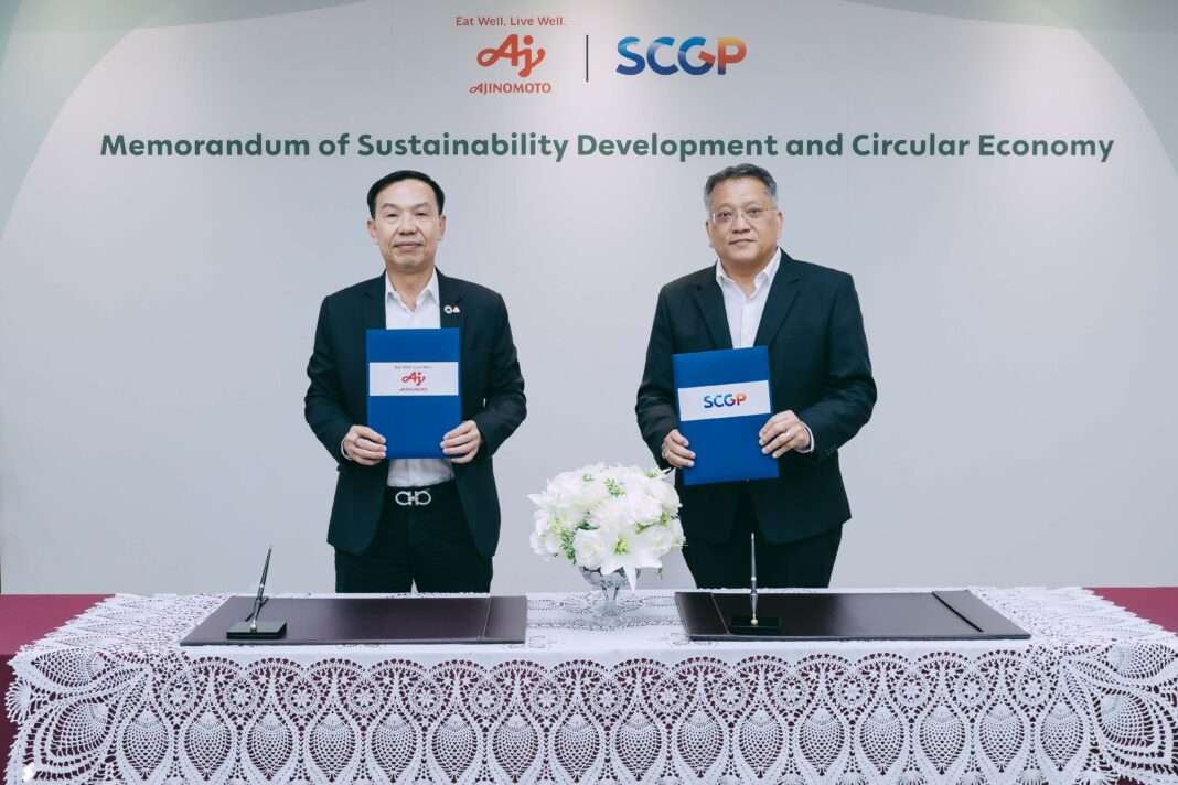 นายเอกราช นิโรจน์ จาก SCGP และ ดร.ทองดี ปาโส จาก อายิโนะโมะโต๊ะ (ประเทศไทย) ร่วมลงนาม MOU ขับเคลื่อนการรีไซเคิลกระดาษตามหลักเศรษฐกิจหมุนเวียน