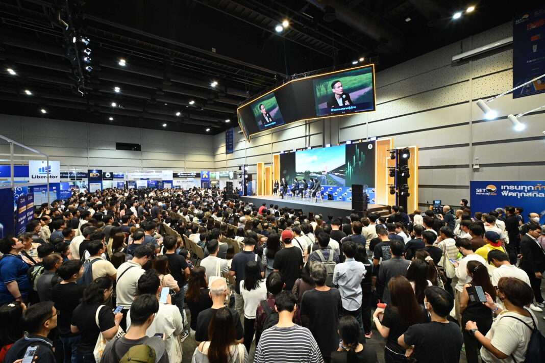 set-in-the-city-2026-seminar-crowd.jpg บรรยากาศเวทีสัมมนาในงานมหกรรมลงทุน SET in the City 2026 ที่มีผู้เข้าร่วมงานคับคั่งกว่า 10,000 คน