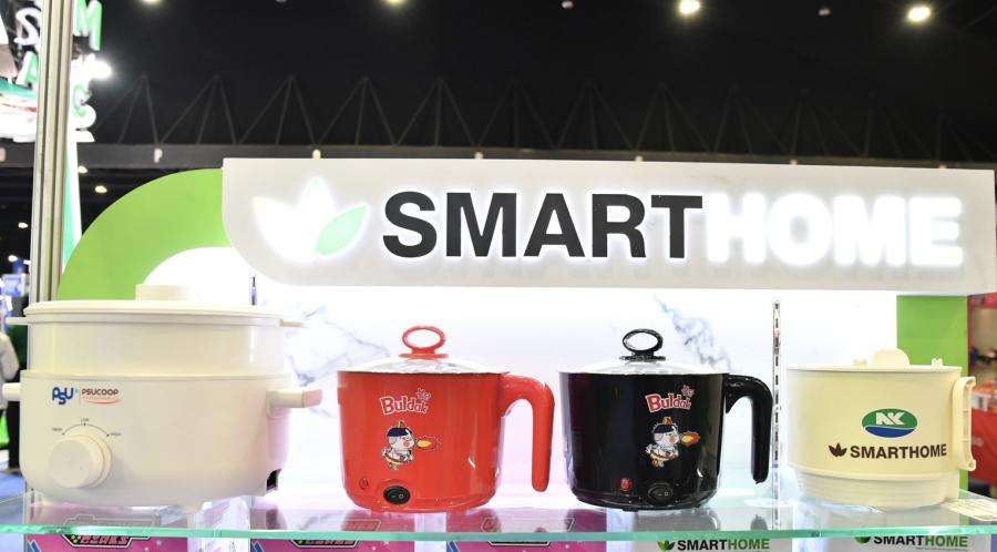 smarthome-oem-electric-appliances-corporate-products.jpg ชั้นวางแสดงผลงานสินค้าเครื่องใช้ไฟฟ้าแบรนด์ SMARTHOME ในรูปแบบการรับผลิต OEM พร้อมสกรีนลวดลายและโลโก้แบรนด์พันธมิตร